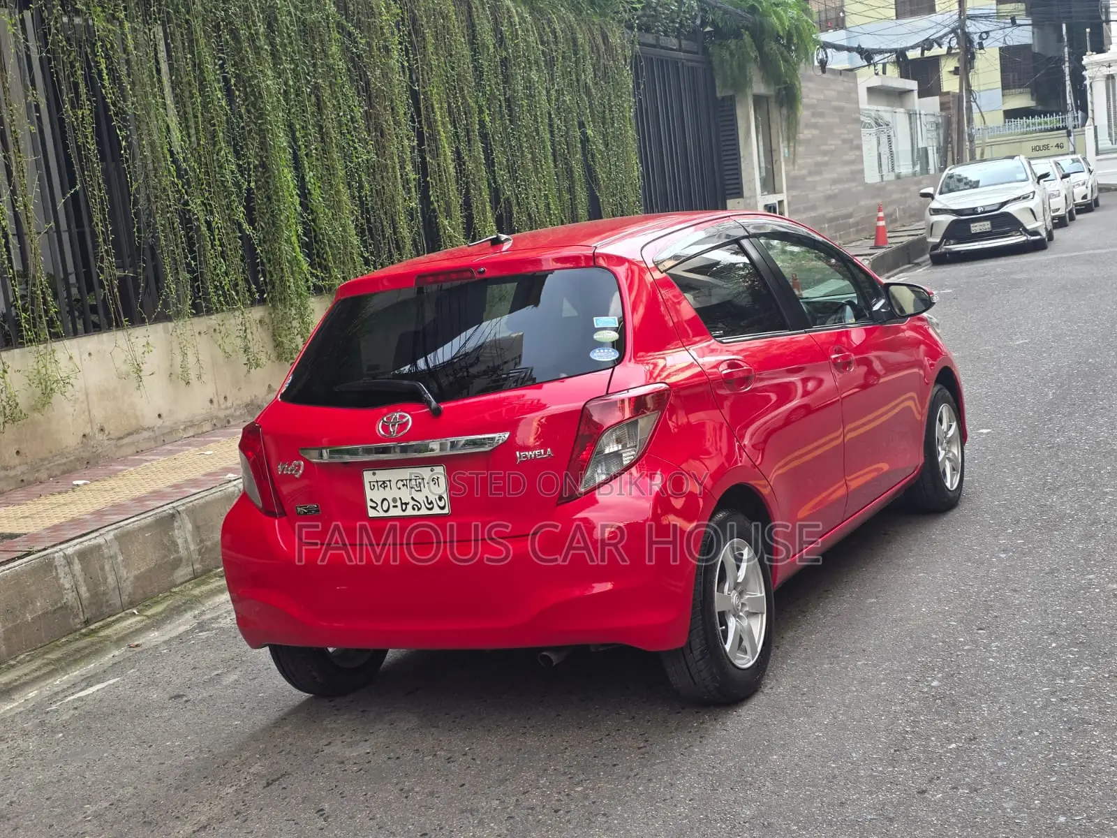 Toyota Vitz 1.3 Front Wheel Drive 5dr 2011 Red