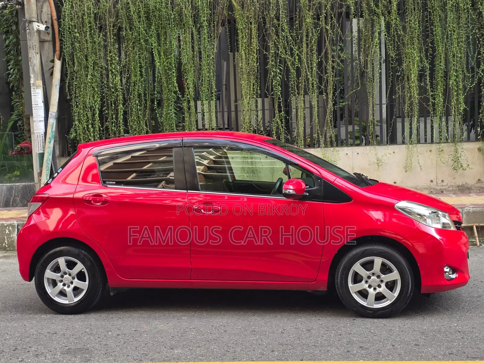 Toyota Vitz 1.3 Front Wheel Drive 5dr 2011 Red