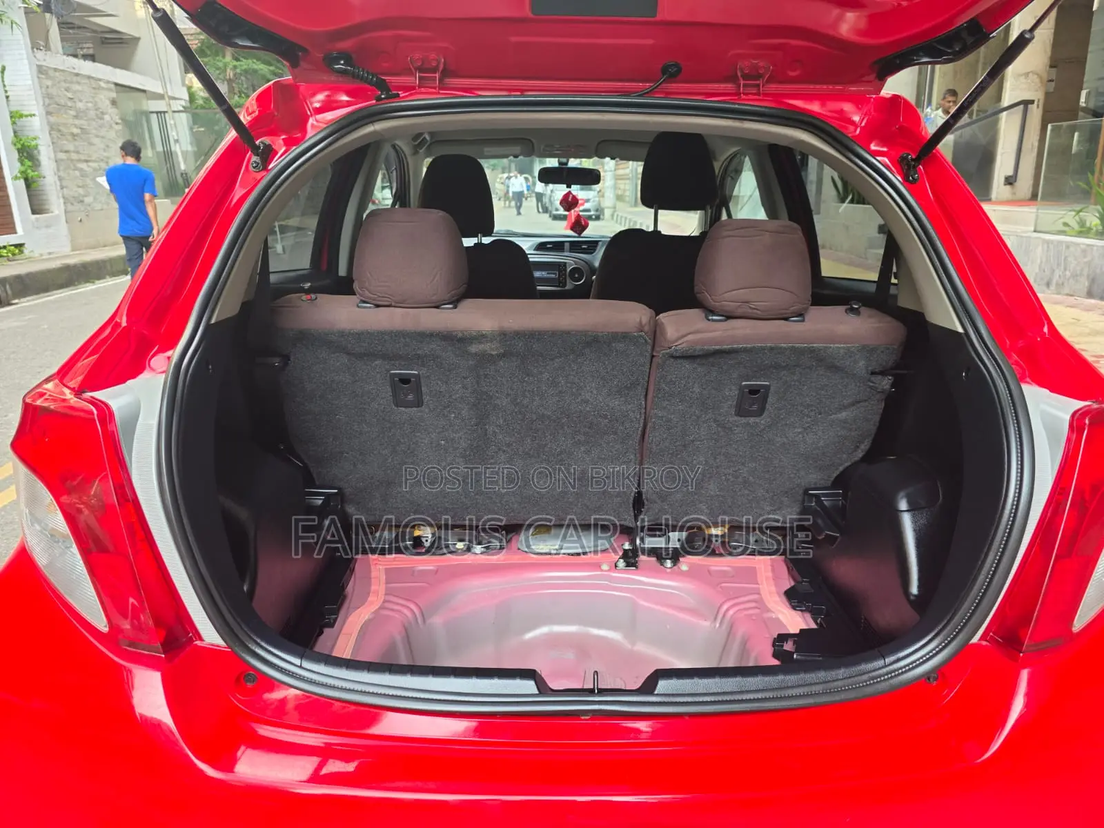 Toyota Vitz 1.3 Front Wheel Drive 5dr 2011 Red