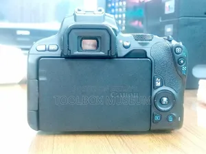 200D Cannon Camera Fresh Body With Kitt Lens