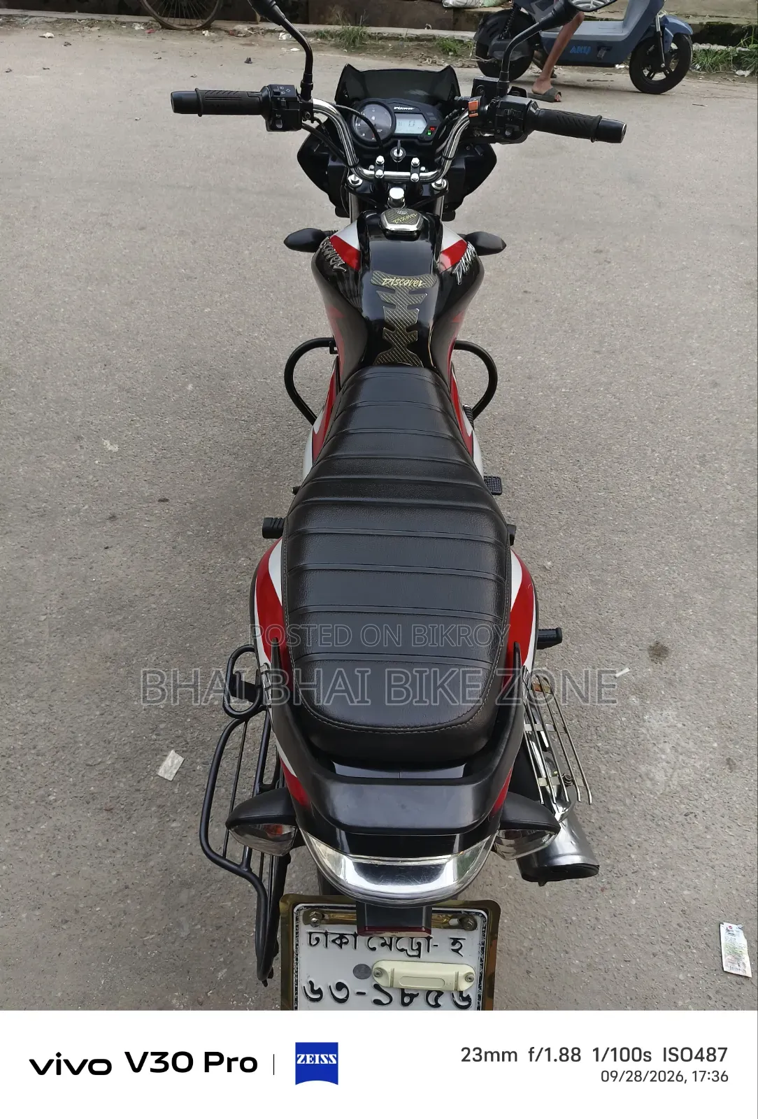 বাজাজ ডিসকভার ১২৫ ২০২৪ ব্ল্যাক