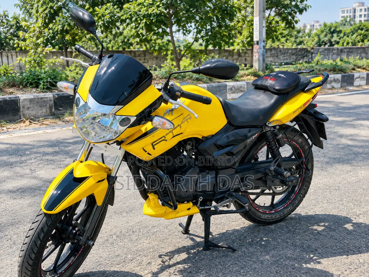 টিভিএস আপাচি আরটিআর ১৬০ ২ভি ২০১১ হলুদ