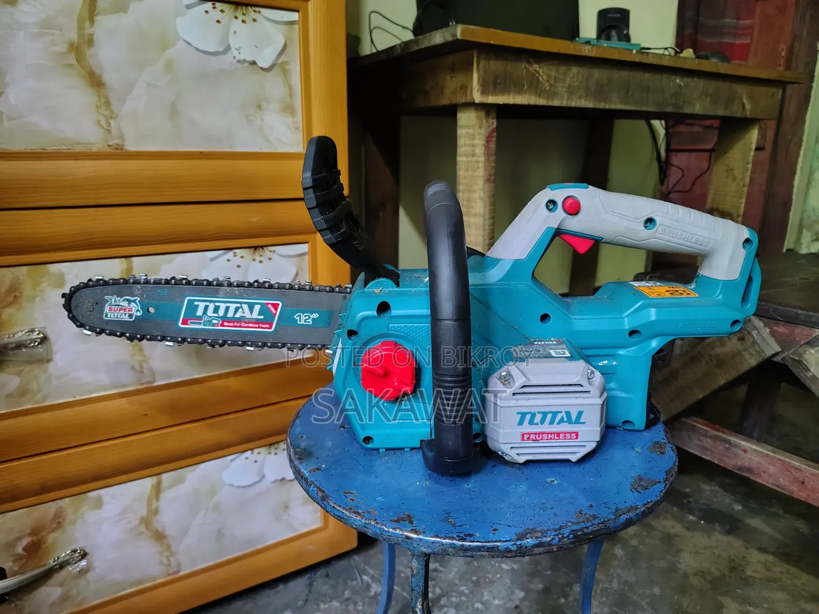 Battery-operated tree cutting machine