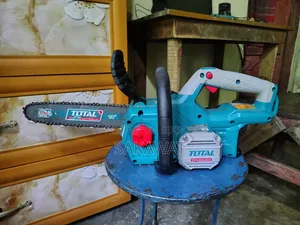 Battery-operated tree cutting machine