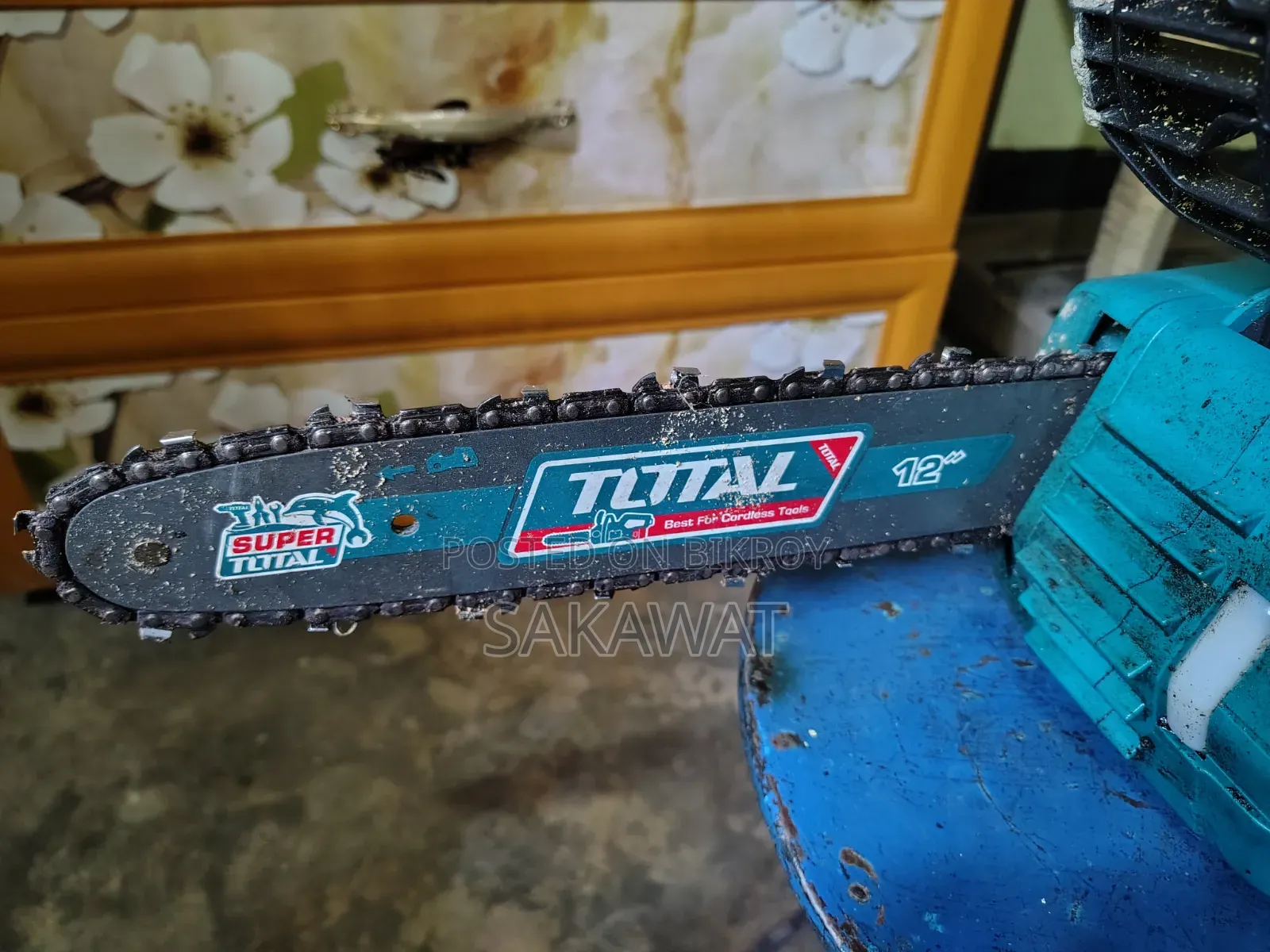Battery-operated tree cutting machine