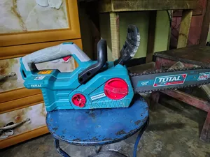 Battery-operated tree cutting machine
