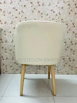 প্রিমিয়াম কোয়ালিটির কাঠের চেয়ার