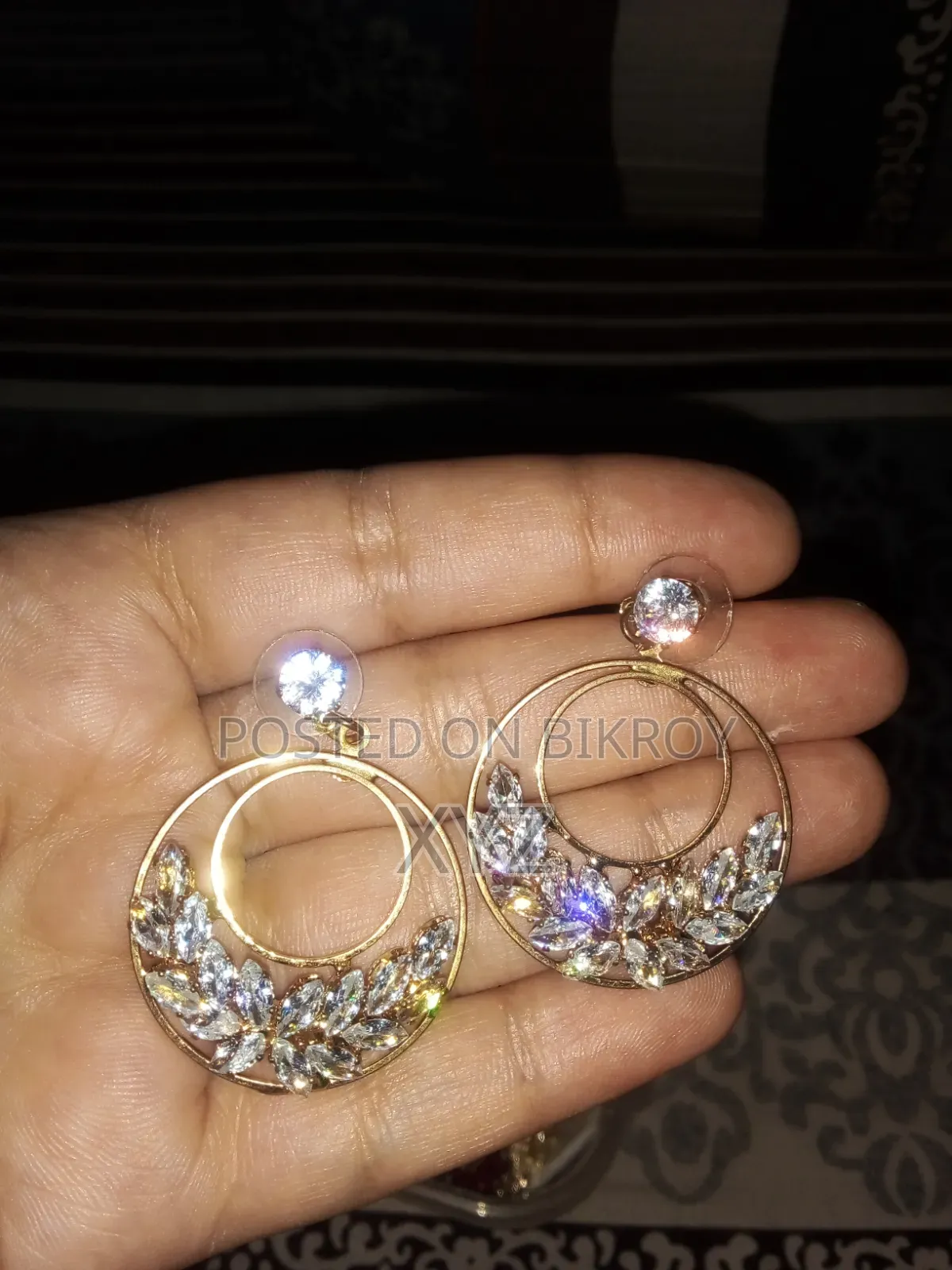 একেবারে নতুন কানের দুল