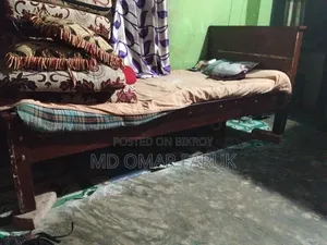 একটা সিঙ্গেল কাঠ বেডসহ জরুরি বিক্রি করা হবে।মোবাইল.