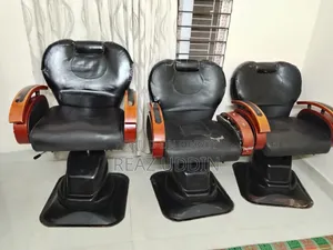 সেলুনের চেয়ার ৫টি বিক্রি করা হবে