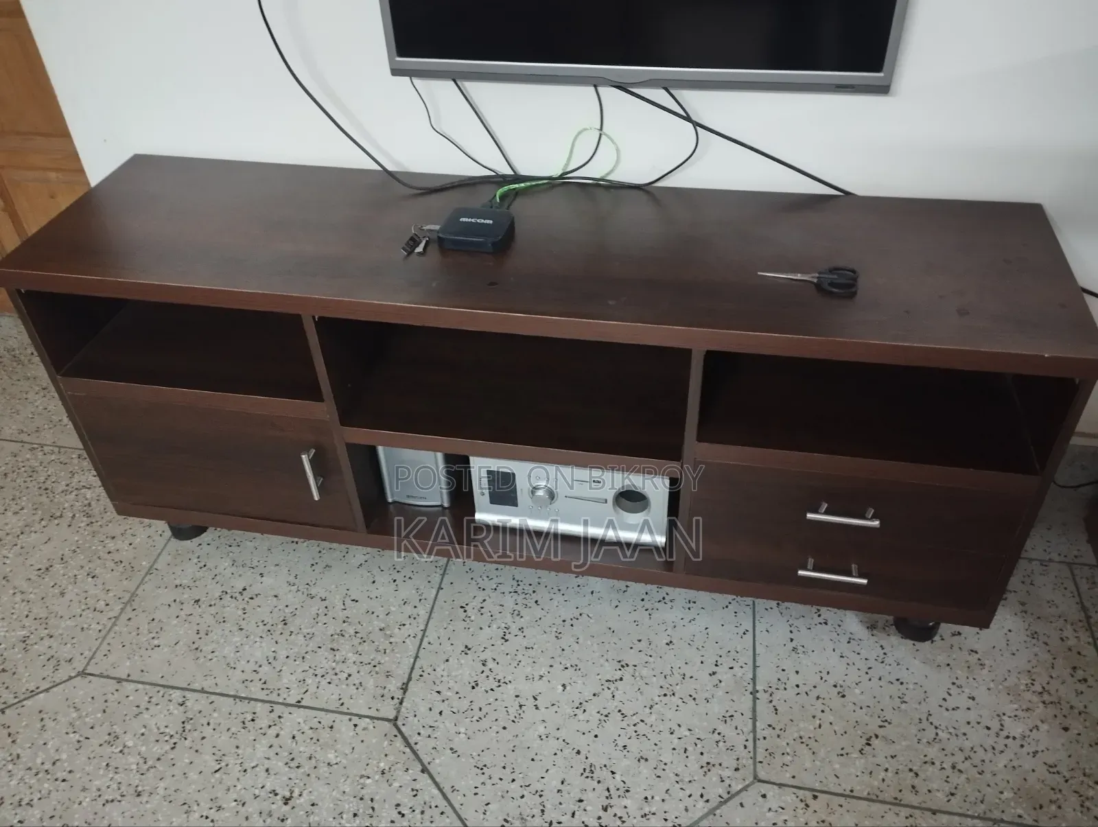 একটি সুন্দর টিভি কেবিনেট