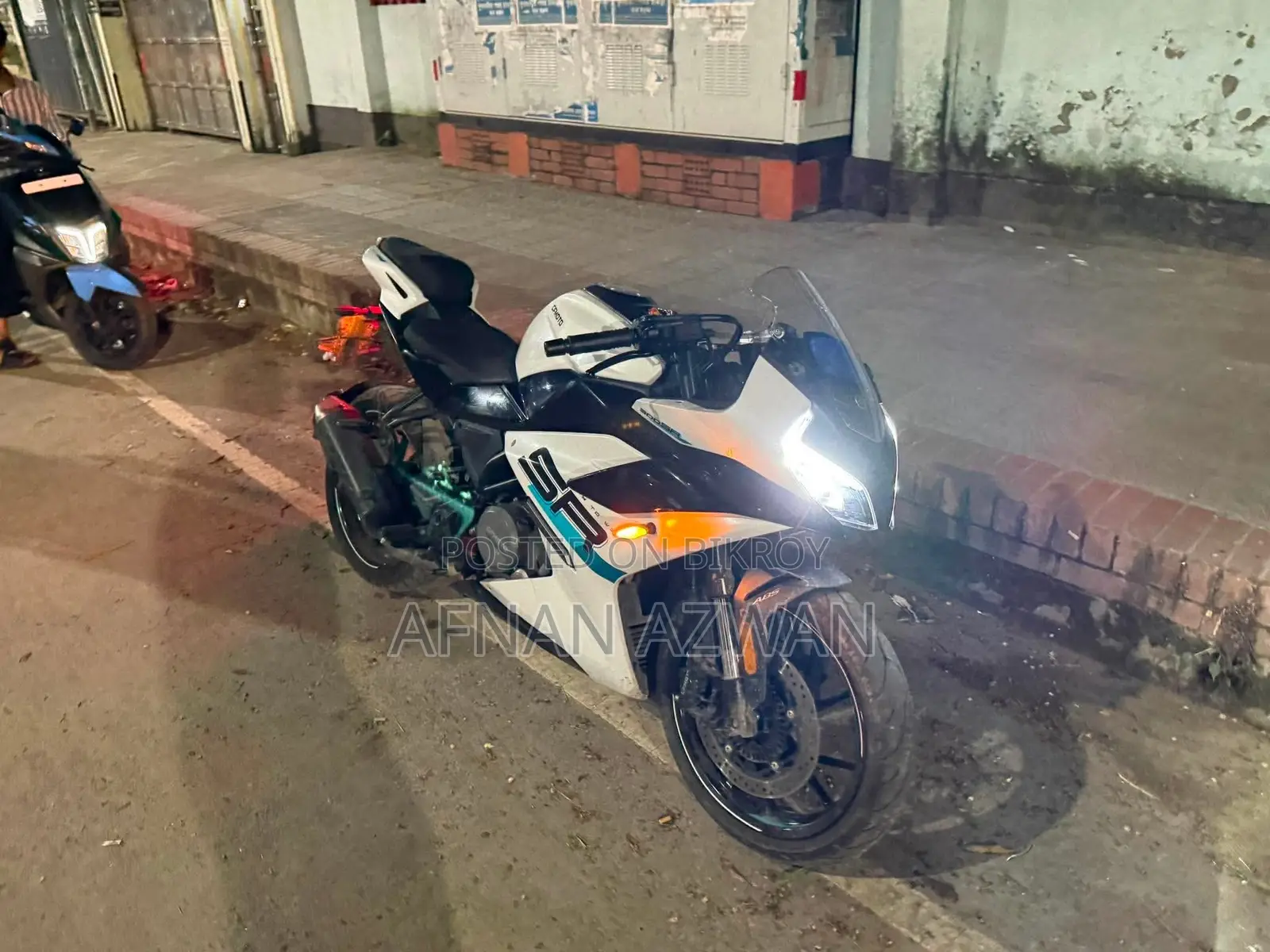 সিএফমোটো ৩০০এসআর ২০২৫ সাদা