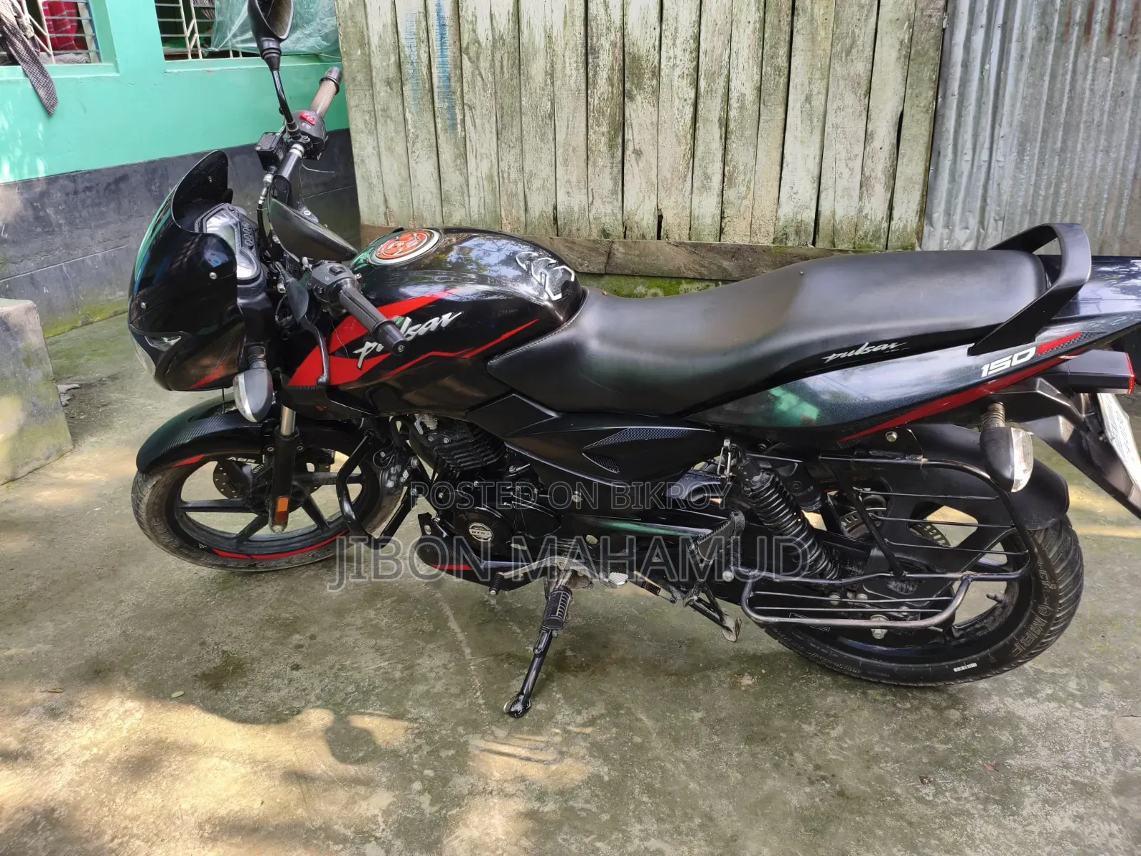 বাজাজ পালসার ১৫০ ২০২৫ কালো