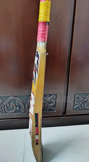 ডিউজ বল ক্রিকেট ব্যাট