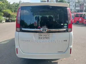 টয়োটা নোয়া ১.৮ এফডব্লিউডি হাইব্রিড (৭ সিটার) ২০১৪ পার্ল