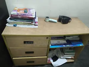 বড় জায়গা সহ স্টাডি টেবিল