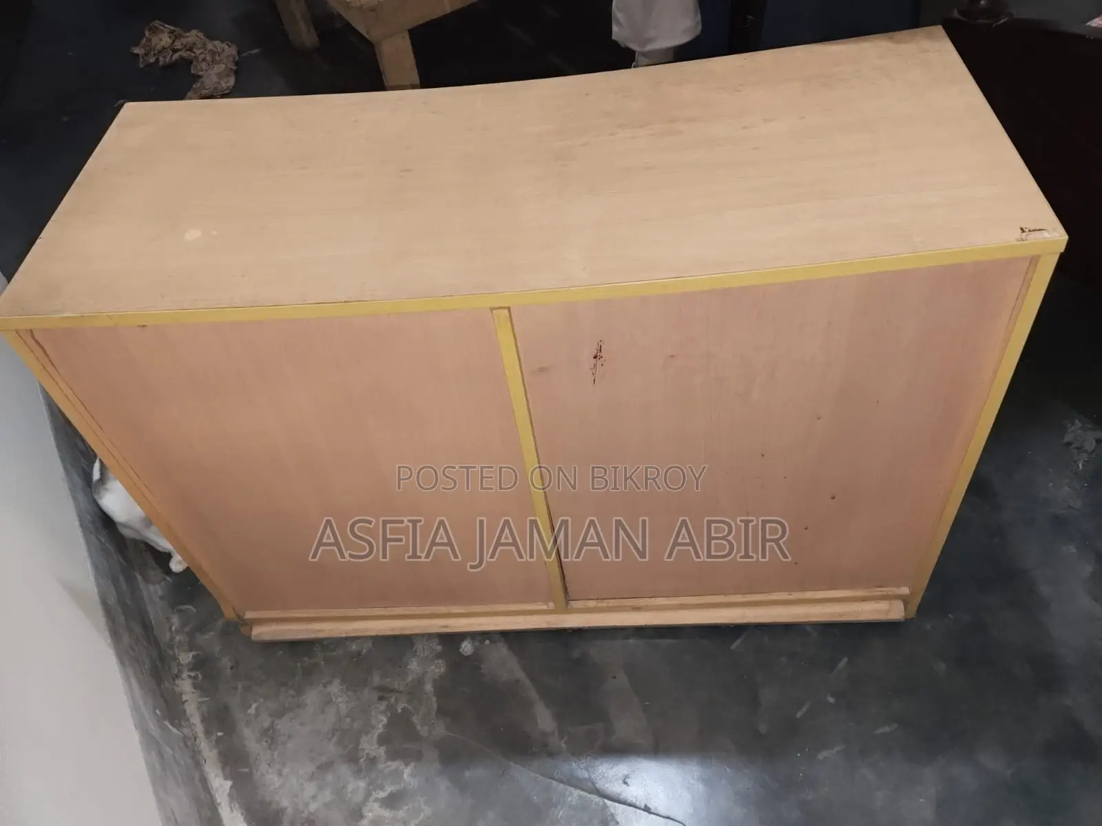 বড় জায়গা সহ স্টাডি টেবিল