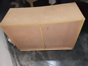 বড় জায়গা সহ স্টাডি টেবিল