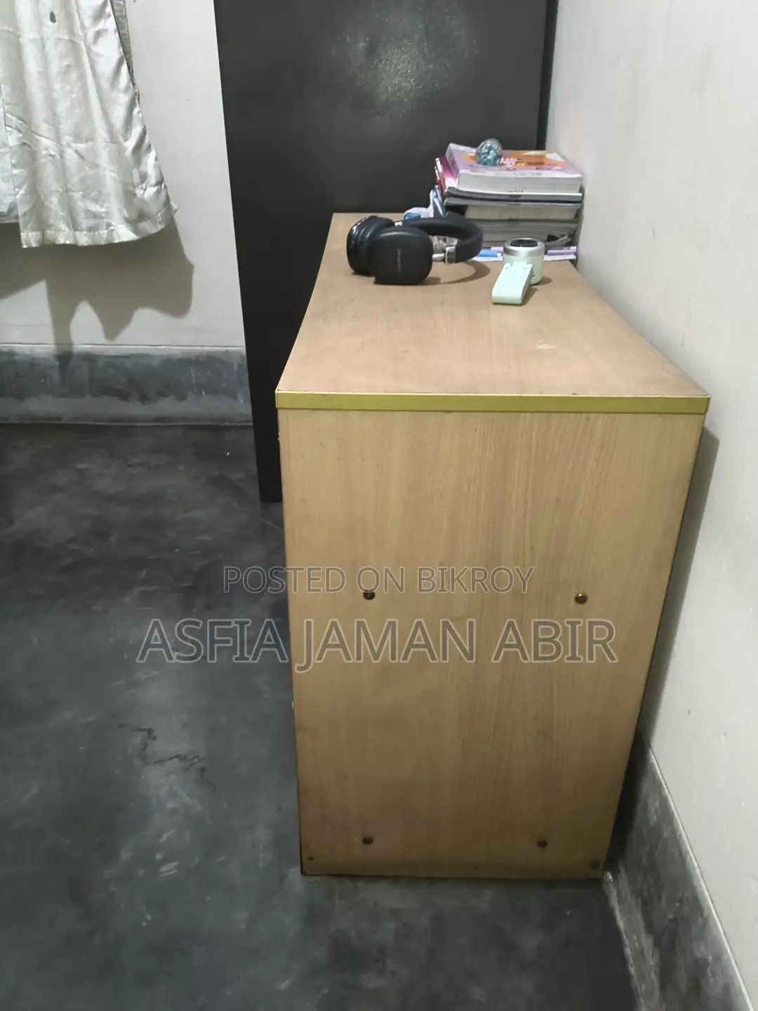 বড় জায়গা সহ স্টাডি টেবিল