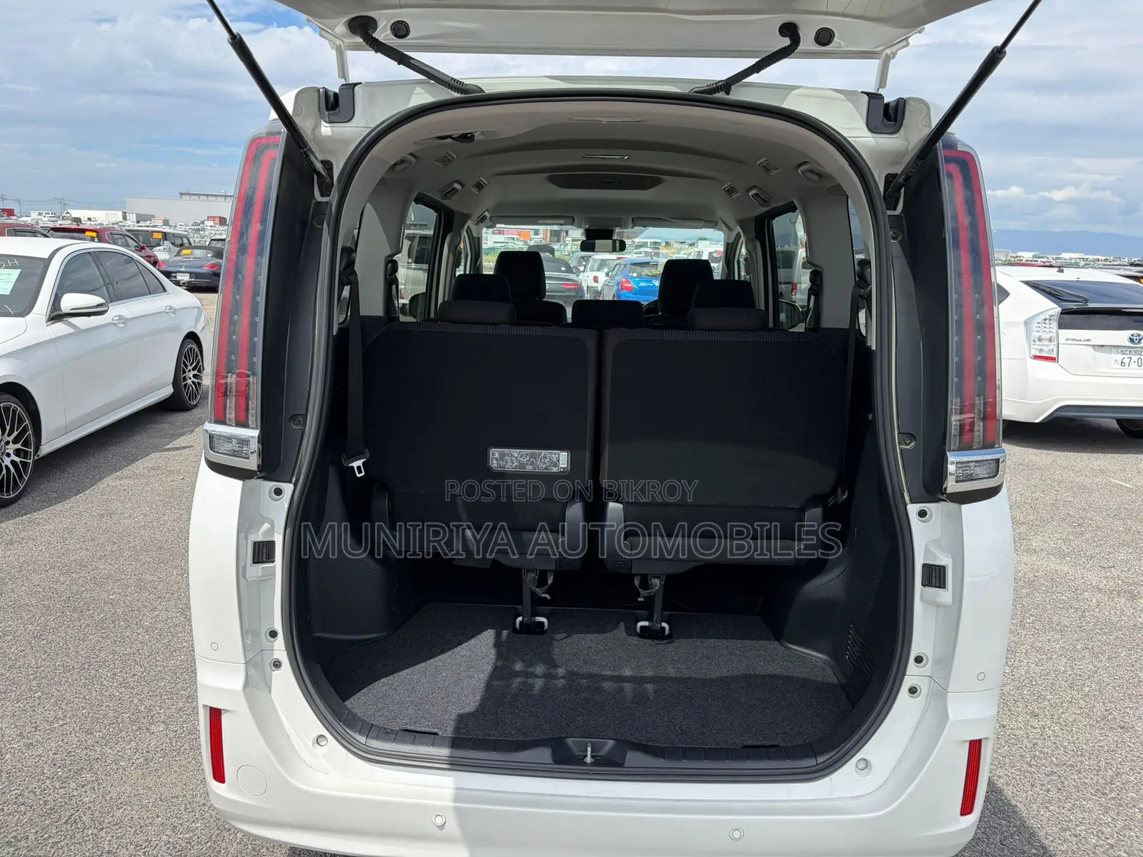 Toyota Noah 2.0 AWD (8 Seater) 2021 Pearl