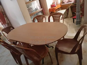 ডাইনিং টেবিল
