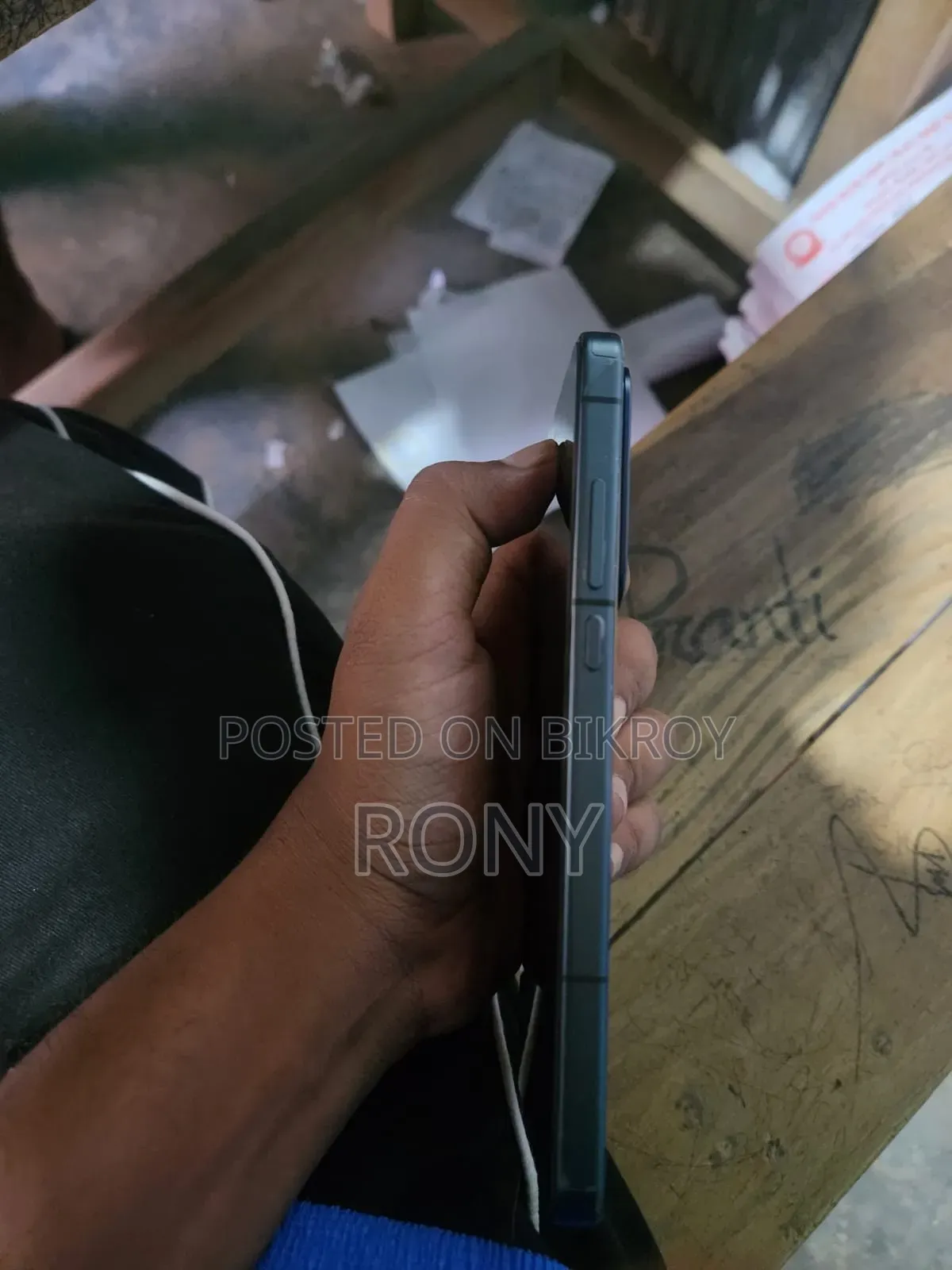আইকিউওও ১১ ২৫৬ জিবি ব্ল্যাক