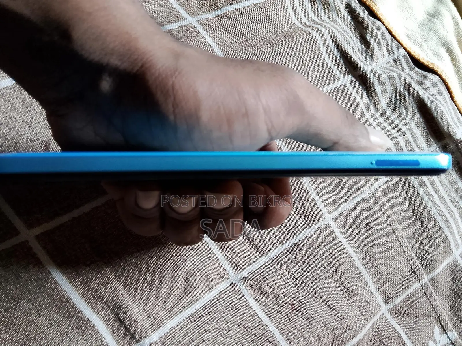 ইএল ১২৮ জিবি নীল