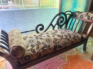 কুশন সহ মার্জিত কাঠের সোফা সেট - চমৎকার অবস্থা