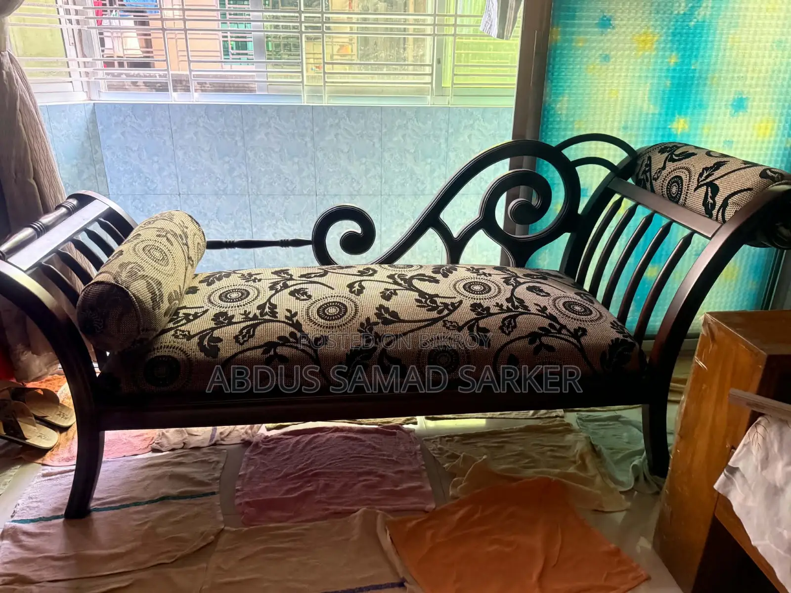 কুশন সহ মার্জিত কাঠের সোফা সেট - চমৎকার অবস্থা