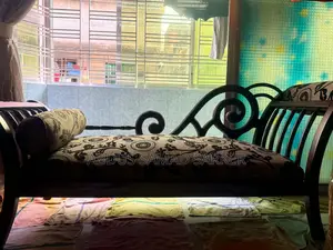 কুশন সহ মার্জিত কাঠের সোফা সেট - চমৎকার অবস্থা
