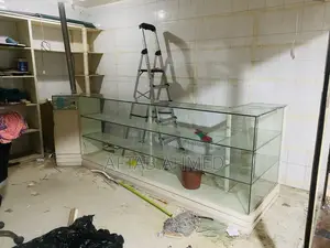 কাঁচের ক্যাশ কাউন্টার