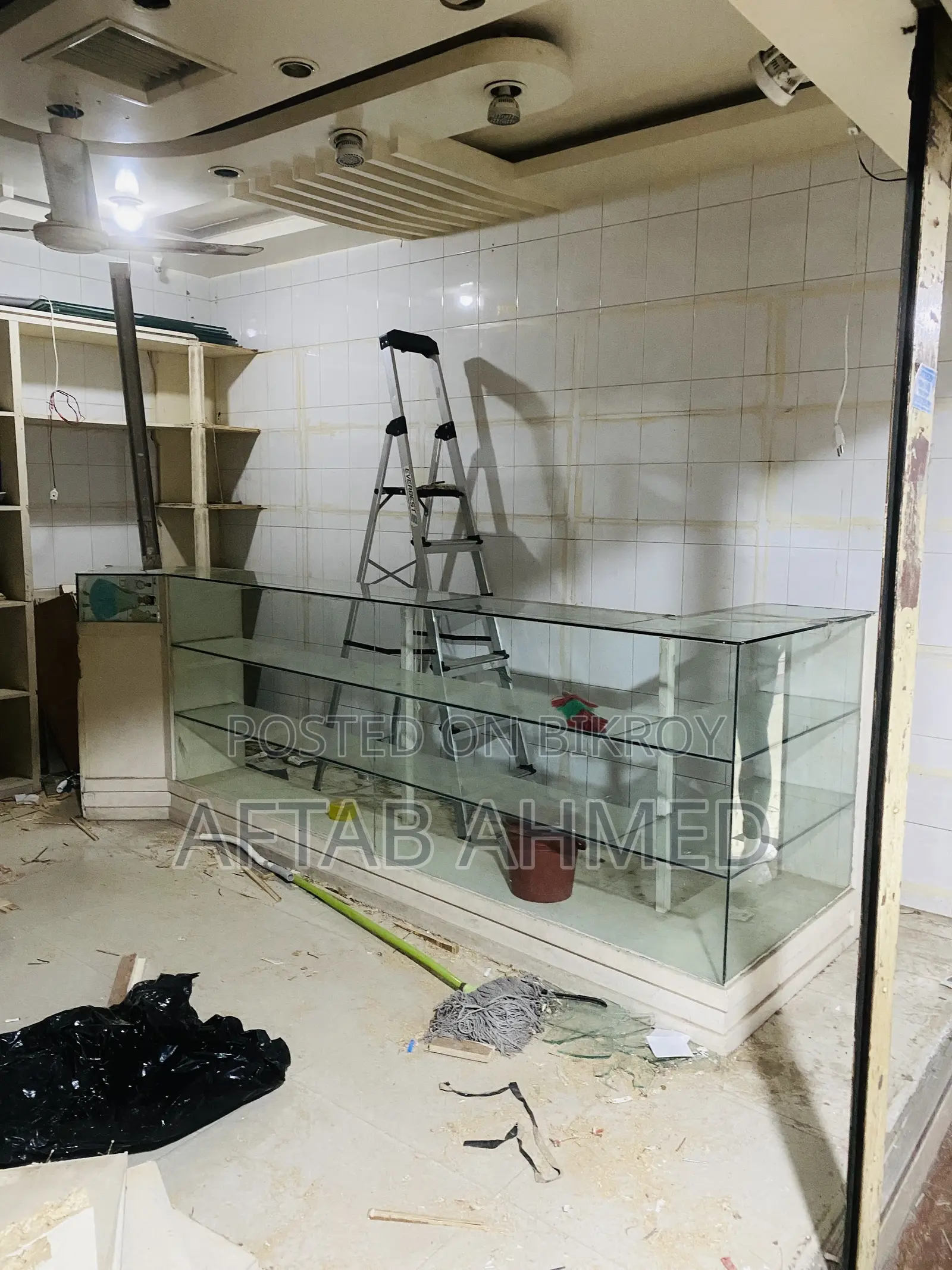 কাঁচের ক্যাশ কাউন্টার
