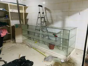 কাঁচের ক্যাশ কাউন্টার