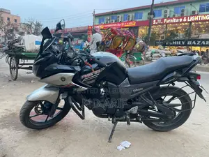 ইয়ামাহা ফাজার ভি২ ২০১৫ কালো