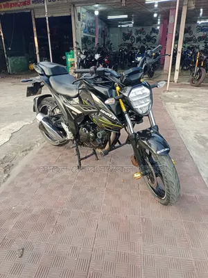 সুজুকি জিক্সার ২০২৩ কালো