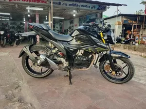 সুজুকি জিক্সার ২০২৩ কালো