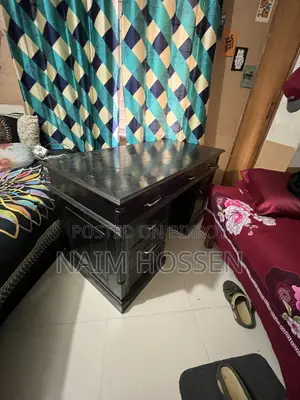 কাঠের তৈরি বড় সাইজের ডেস্ক/টেবিল