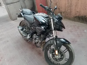 হিরো এক্সট্রিম ১২৫আর ২০২৬ কালো