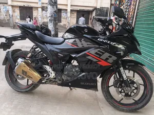 সুজুকি জিক্সার এসএফ ২০২২ কালো