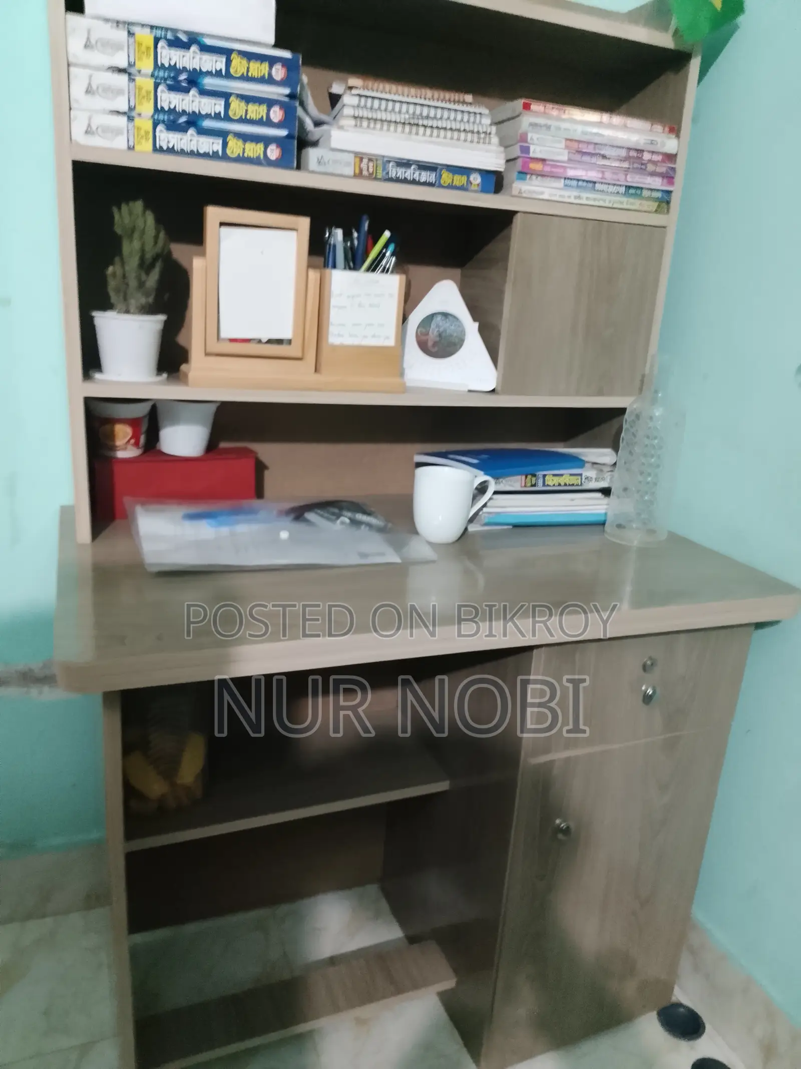 একটি পড়ার টেবিল, একটি মিনি শোকেস, অরজিনাল পারটেক্স ফার্নিচারের
