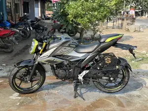 সুজুকি জিক্সার ২০২৫ সিলভার