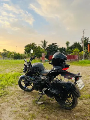 সুজুকি জিক্সার ২০২৪ কালো