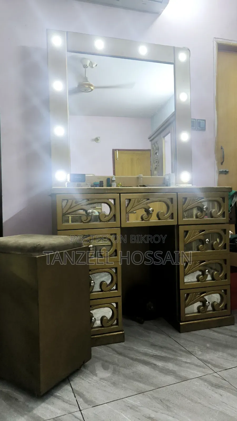 Luxurious Wood Almirah and Dressing Table
