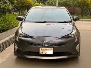 Toyota Prius 4-Door Hatchback (1.8L 4-Cylinder Gas/Electric Hybrid CVT) 2016