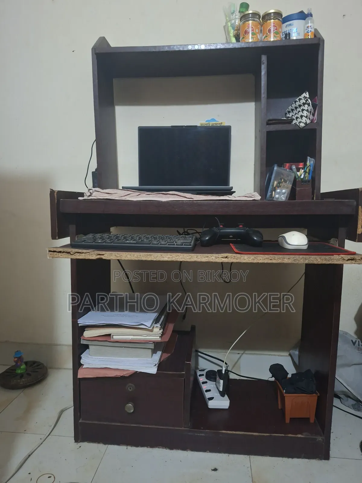 টেবিল চেয়ার