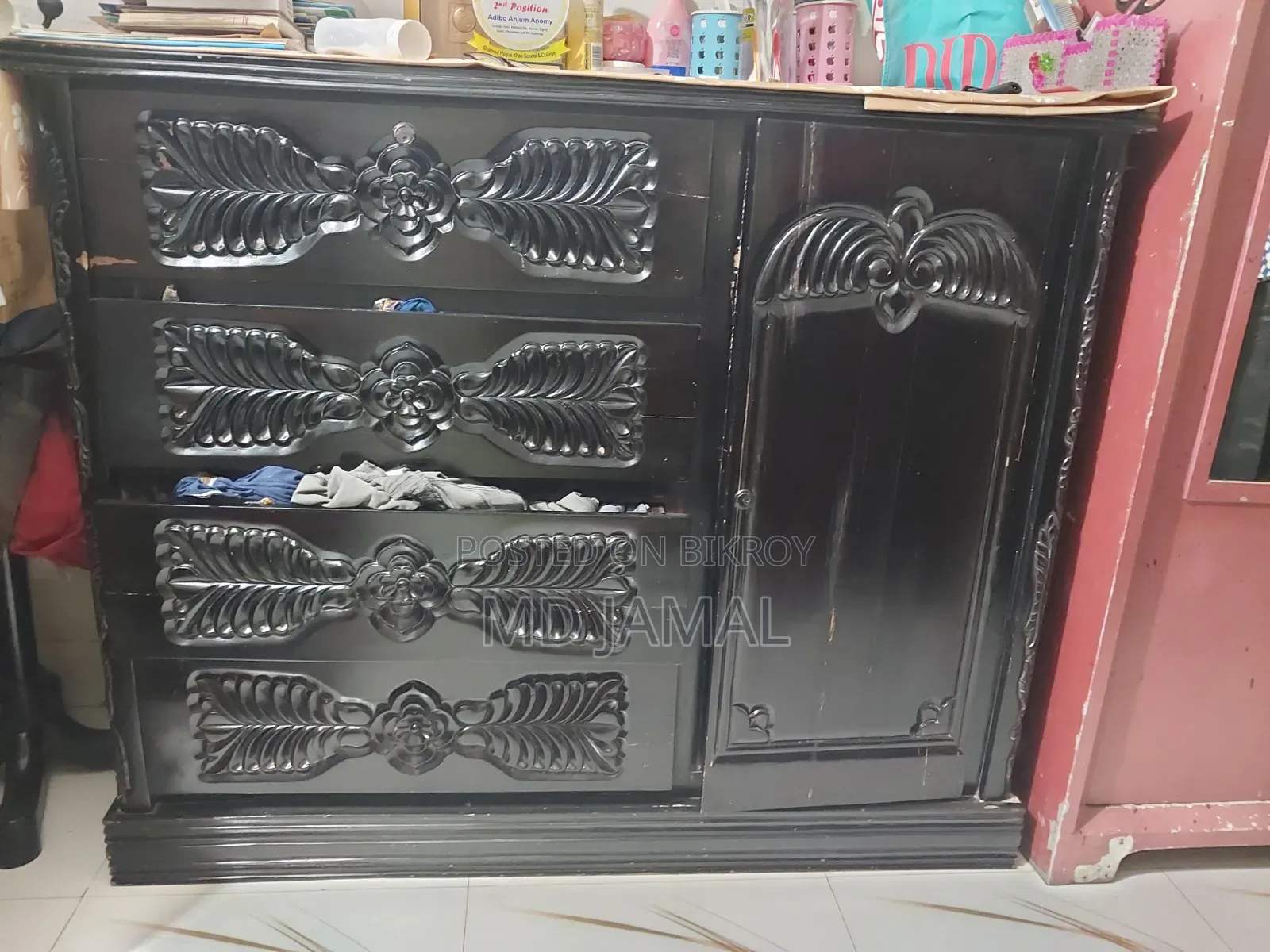 কাঠের ওয়ারড্রোব