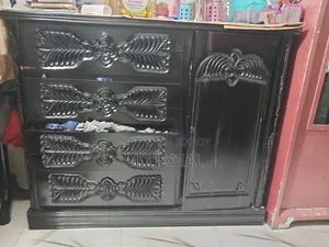 কাঠের ওয়ারড্রোব