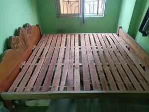 ৬ ফুট বাই ৭ ফুট একটি খাট বিক্রি করা হবে