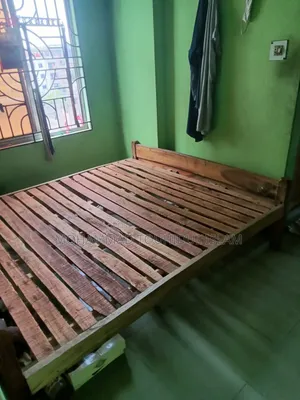 ৬ ফুট বাই ৭ ফুট একটি খাট বিক্রি করা হবে