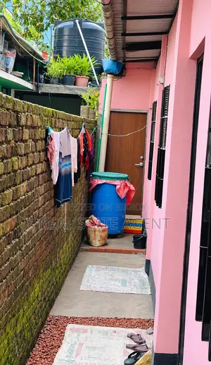 8 Bedroom House in Cornelhat for sale
